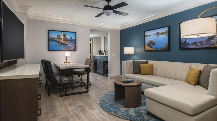 Embassy Suites-Riverfront Promenade Room