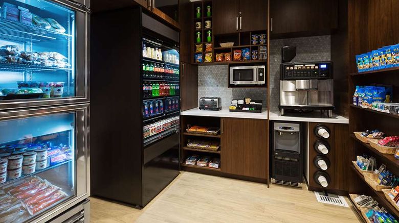 <b>Doubletree by Hilton San Diego-Del Mar Restaurant</b>. Images powered by <a href="https://iceportal.shijigroup.com/" title="IcePortal" target="_blank">IcePortal</a>.