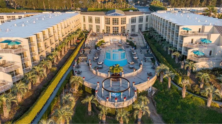 <b>Hilton La Jolla Torrey Pines Pool</b>. Images powered by <a href="https://iceportal.shijigroup.com/" title="IcePortal" target="_blank">IcePortal</a>.