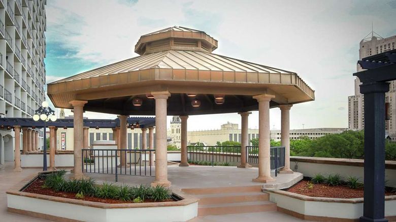 <b>Hilton Palacio del Rio Exterior</b>. Images powered by <a href="https://iceportal.shijigroup.com/" title="IcePortal" target="_blank">IcePortal</a>.