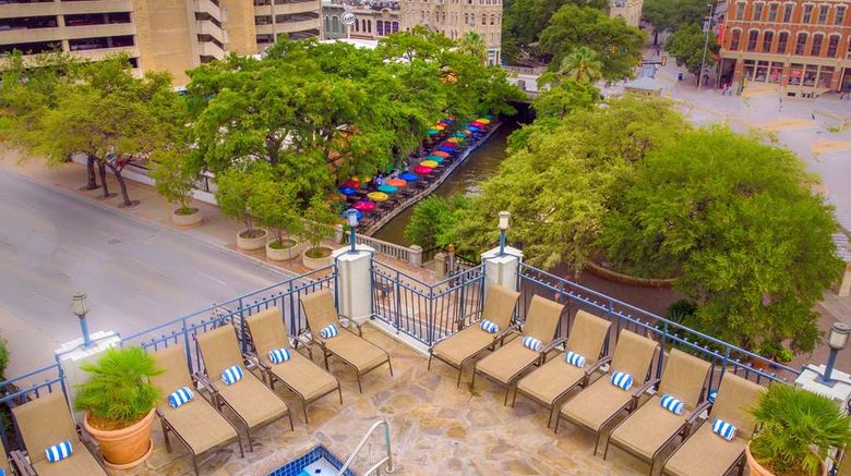 <b>Hilton Palacio del Rio Pool</b>. Images powered by <a href="https://iceportal.shijigroup.com/" title="IcePortal" target="_blank">IcePortal</a>.