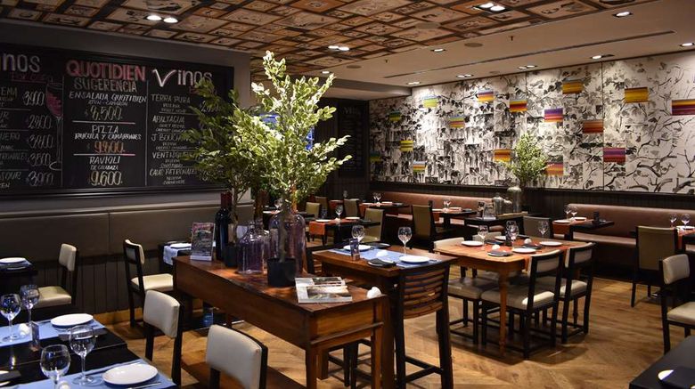 <b>DoubleTree by Hilton Santiago - Vitacura Restaurant</b>. Images powered by <a href="https://iceportal.shijigroup.com/" title="IcePortal" target="_blank">IcePortal</a>.