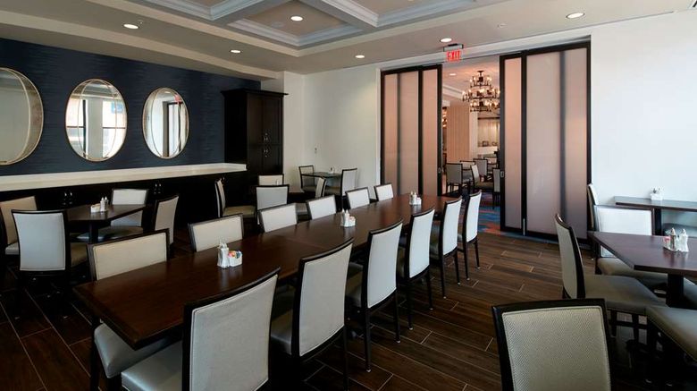 <b>Embassy Suites Louisville Downtown Restaurant</b>. Images powered by <a href="https://iceportal.shijigroup.com/" title="IcePortal" target="_blank">IcePortal</a>.