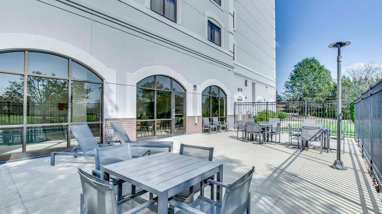 <b>Embassy Suites Louisville East Exterior</b>. Images powered by <a href="https://iceportal.shijigroup.com/" title="IcePortal" target="_blank">IcePortal</a>.