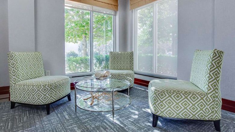 <b>Hilton Garden Inn Louisville/Northeast Lobby</b>. Images powered by <a href="https://iceportal.shijigroup.com/" title="IcePortal" target="_blank">IcePortal</a>.