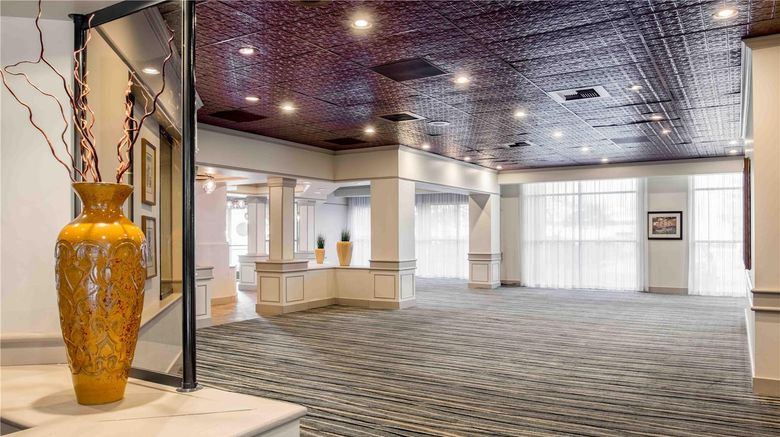 <b>Embassy Suites Seattle Tacoma Intl Arpt Suite</b>. Images powered by <a href="https://iceportal.shijigroup.com/" title="IcePortal" target="_blank">IcePortal</a>.