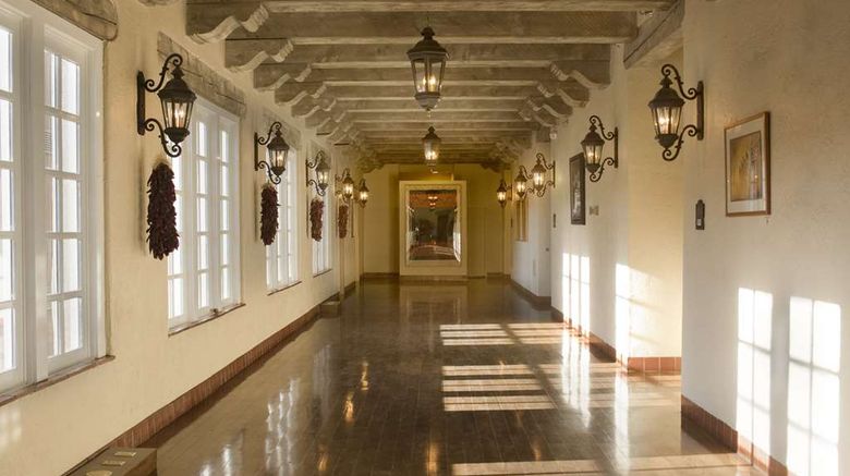 <b>Hilton Santa Fe Historic Plaza Lobby</b>. Images powered by <a href="https://iceportal.shijigroup.com/" title="IcePortal" target="_blank">IcePortal</a>.
