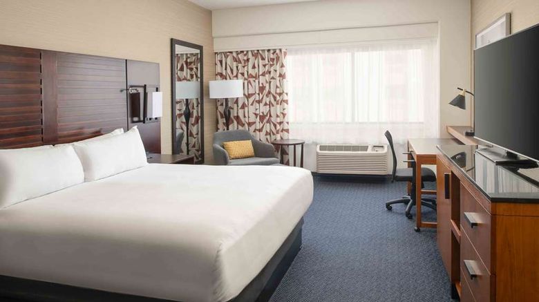 <b>Doubletree Hotel San Francisco Airport Room</b>. Images powered by <a href="https://iceportal.shijigroup.com/" title="IcePortal" target="_blank">IcePortal</a>.