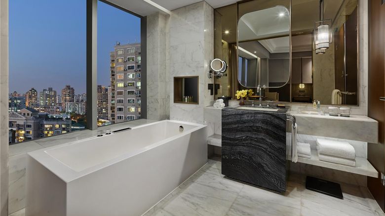 <b>Hilton Shanghai Hongqiao Room</b>. Images powered by <a href="https://iceportal.shijigroup.com/" title="IcePortal" target="_blank">IcePortal</a>.