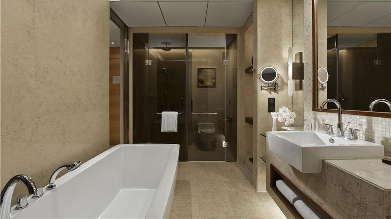 <b>Hilton Shanghai Hongqiao Room</b>. Images powered by <a href="https://iceportal.shijigroup.com/" title="IcePortal" target="_blank">IcePortal</a>.