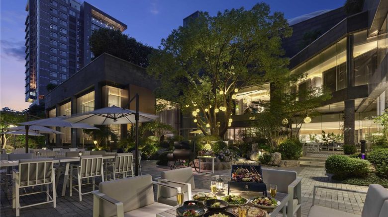 <b>Hilton Shanghai Hongqiao Restaurant</b>. Images powered by <a href="https://iceportal.shijigroup.com/" title="IcePortal" target="_blank">IcePortal</a>.