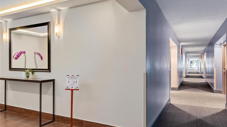 Hampton Inn & Suites San Jose Airport Lobby