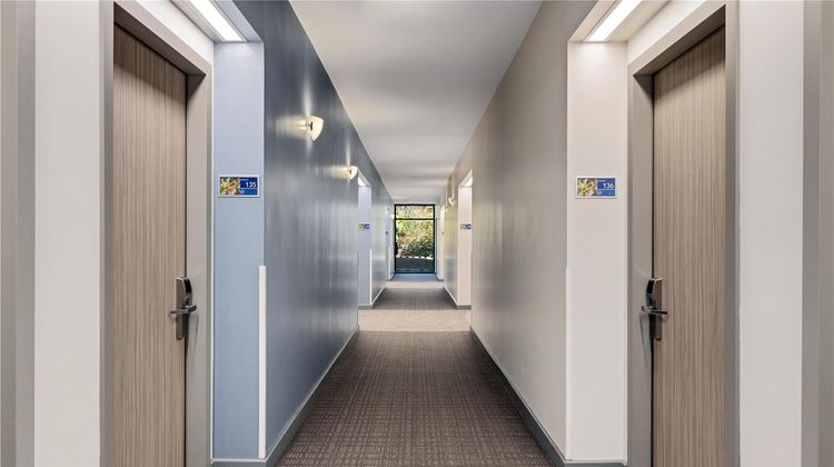Hampton Inn & Suites San Jose Airport Lobby