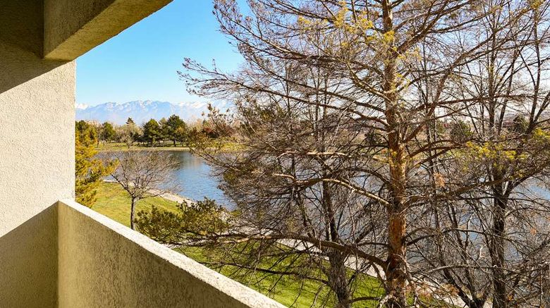 <b>DoubleTree Hilton Salt Lake City Airport Room</b>. Images powered by <a href="https://iceportal.shijigroup.com/" title="IcePortal" target="_blank">IcePortal</a>.