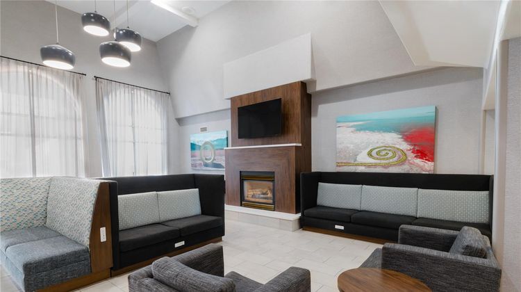 Hampton Inn & Suites Airport Lobby
