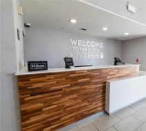 Hampton Inn & Suites Airport Lobby