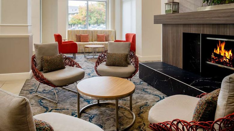 <b>Hilton Garden Inn Roseville Lobby</b>. Images powered by <a href="https://iceportal.shijigroup.com/" title="IcePortal" target="_blank">IcePortal</a>.