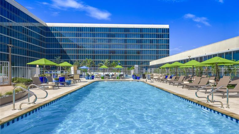 <b>Hilton Anaheim Pool</b>. Images powered by <a href="https://iceportal.shijigroup.com/" title="IcePortal" target="_blank">IcePortal</a>.
