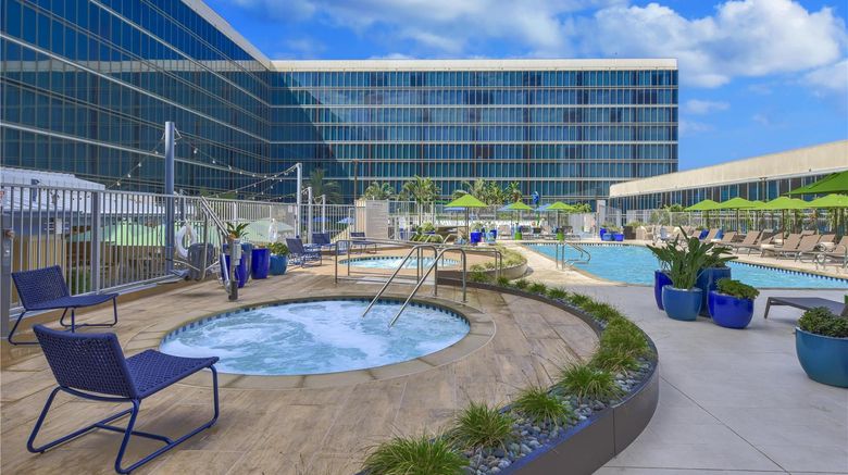 <b>Hilton Anaheim Pool</b>. Images powered by <a href="https://iceportal.shijigroup.com/" title="IcePortal" target="_blank">IcePortal</a>.
