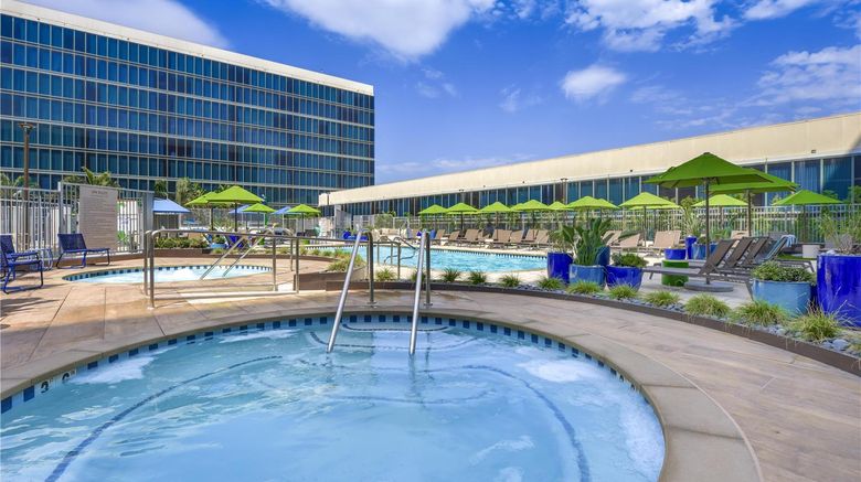 <b>Hilton Anaheim Pool</b>. Images powered by <a href="https://iceportal.shijigroup.com/" title="IcePortal" target="_blank">IcePortal</a>.