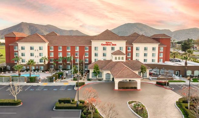 Hilton Garden Inn Fontana Exterior