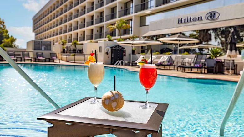 <b>Hilton Orange County Costa Mesa Pool</b>. Images powered by <a href="https://iceportal.shijigroup.com/" title="IcePortal" target="_blank">IcePortal</a>.