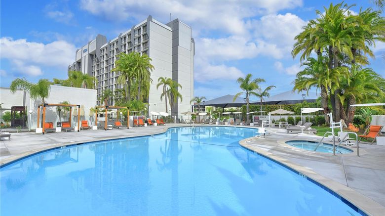 <b>Hilton Irvine/Orange County Airport Pool</b>. Images powered by <a href="https://iceportal.shijigroup.com/" title="IcePortal" target="_blank">IcePortal</a>.