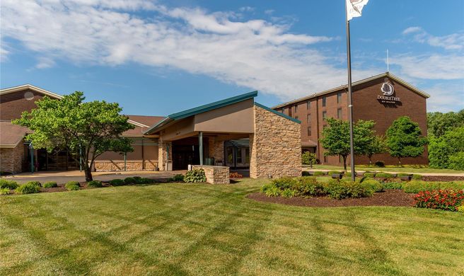 DoubleTree by Hilton Hotel Collinsville Exterior