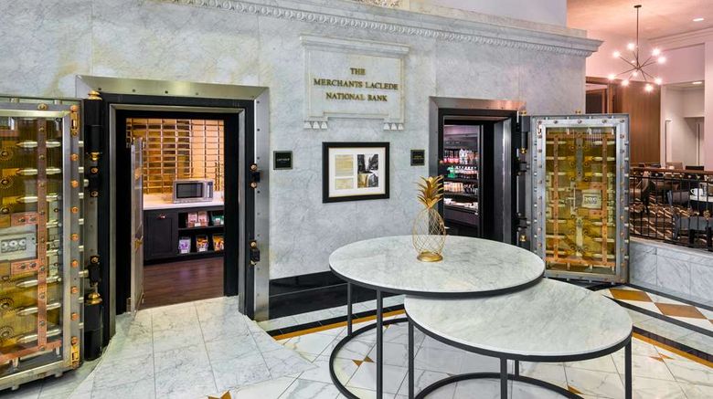 <b>Hilton Pennywell St Louis at the Arch Lobby</b>. Images powered by <a href="https://iceportal.shijigroup.com/" title="IcePortal" target="_blank">IcePortal</a>.