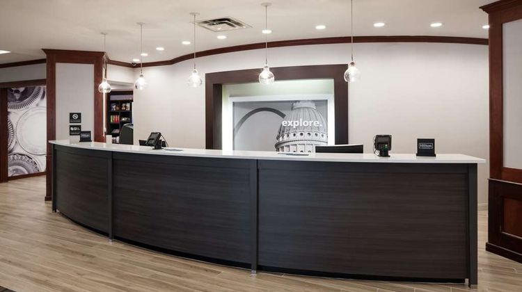 Hampton Inn Downtown at the Arch Lobby