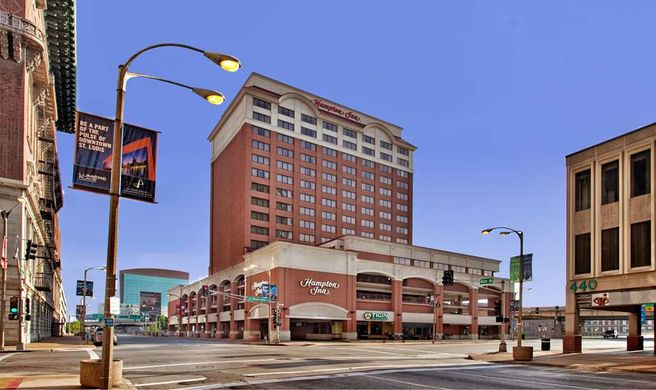 Hampton Inn Downtown at the Arch Exterior