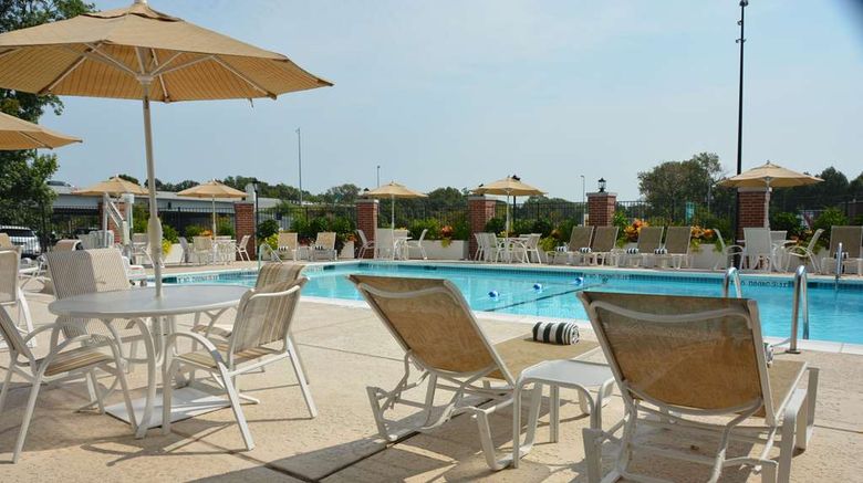 <b>Hilton St Louis Frontenac Pool</b>. Images powered by <a href="https://iceportal.shijigroup.com/" title="IcePortal" target="_blank">IcePortal</a>.