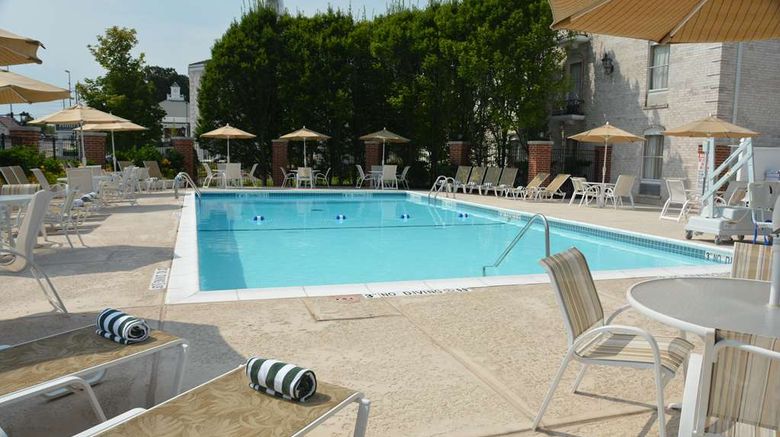 <b>Hilton St Louis Frontenac Pool</b>. Images powered by <a href="https://iceportal.shijigroup.com/" title="IcePortal" target="_blank">IcePortal</a>.
