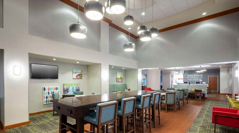 <b>Hampton Inn & Suites at Forest Park Lobby</b>. Images powered by <a href="https://iceportal.shijigroup.com/" title="IcePortal" target="_blank">IcePortal</a>.