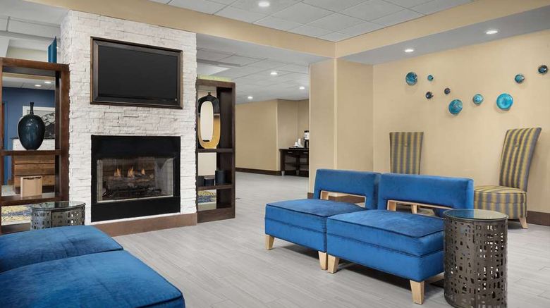 <b>Hampton Inn Syracuse Clay Lobby</b>. Images powered by <a href="https://iceportal.shijigroup.com/" title="IcePortal" target="_blank">IcePortal</a>.