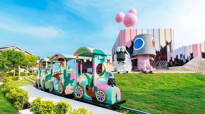 <b>Hilton Sanya Yalong Bay Resort & Spa Restaurant</b>. Images powered by <a href="https://iceportal.shijigroup.com/" title="IcePortal" target="_blank">IcePortal</a>.
