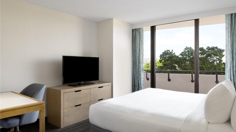 <b>Embassy Suites Tampa - Airport/Westshore Room</b>. Images powered by <a href="https://iceportal.shijigroup.com/" title="IcePortal" target="_blank">IcePortal</a>.