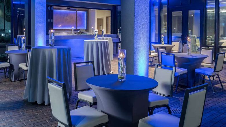 <b>Hilton Tampa Downtown Restaurant</b>. Images powered by <a href="https://iceportal.shijigroup.com/" title="IcePortal" target="_blank">IcePortal</a>.
