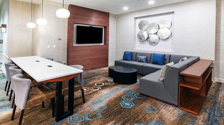 <b>Doubletree by Hilton Tulsa Downtown Lobby</b>. Images powered by <a href="https://iceportal.shijigroup.com/" title="IcePortal" target="_blank">IcePortal</a>.