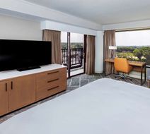 Doubletree Hotel at Warren Place Room