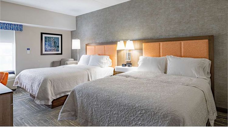 Hampton Inn & Suites Downtown Room