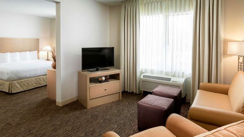 <b>DoubleTree by Hilton Hotel Vancouver Room</b>. Images powered by <a href="https://iceportal.shijigroup.com/" title="IcePortal" target="_blank">IcePortal</a>.