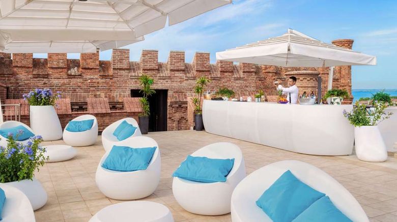 <b>Hilton Molino Stucky Venice Pool</b>. Images powered by <a href="https://iceportal.shijigroup.com/" title="IcePortal" target="_blank">IcePortal</a>.