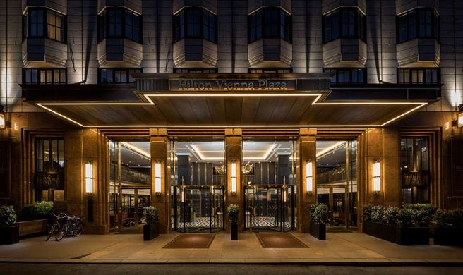 Hilton Vienna Plaza Exterior