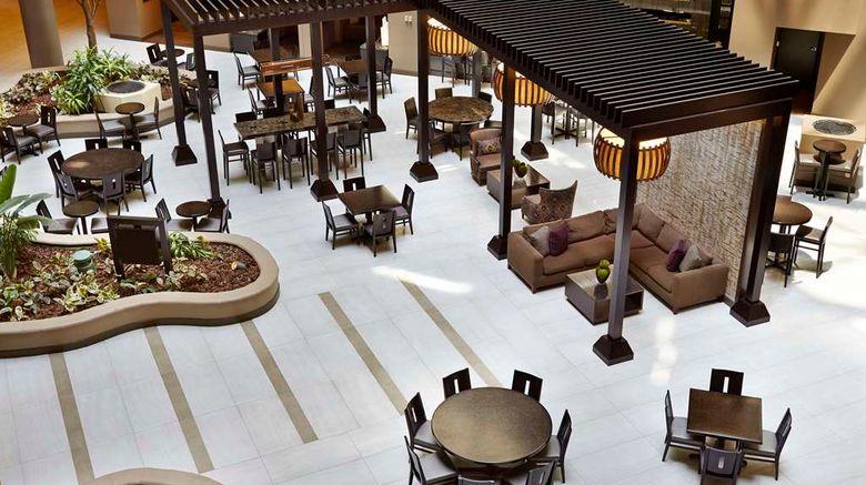 <b>Embassy Suites Hotel Crystal City Lobby</b>. Images powered by <a href="https://iceportal.shijigroup.com/" title="IcePortal" target="_blank">IcePortal</a>.