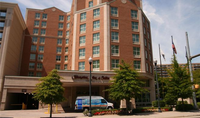Hampton Inn Arlington Crystal City DCA Exterior