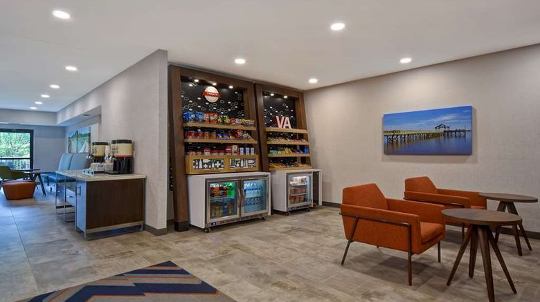 <b>Hampton Inn Potomac Mills/Woodbridge Lobby</b>. Images powered by <a href="https://iceportal.shijigroup.com/" title="IcePortal" target="_blank">IcePortal</a>.