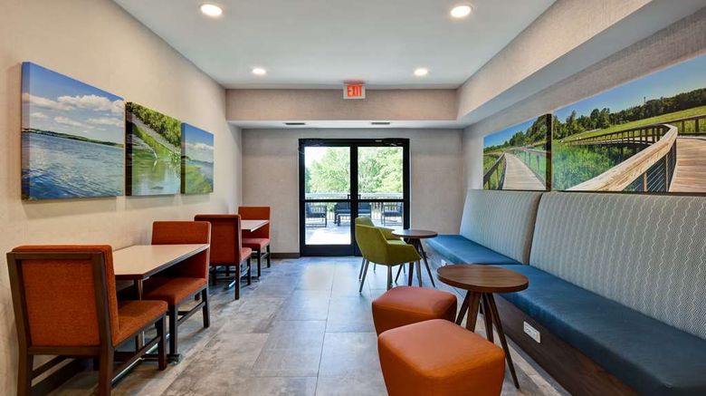 <b>Hampton Inn Potomac Mills/Woodbridge Lobby</b>. Images powered by <a href="https://iceportal.shijigroup.com/" title="IcePortal" target="_blank">IcePortal</a>.
