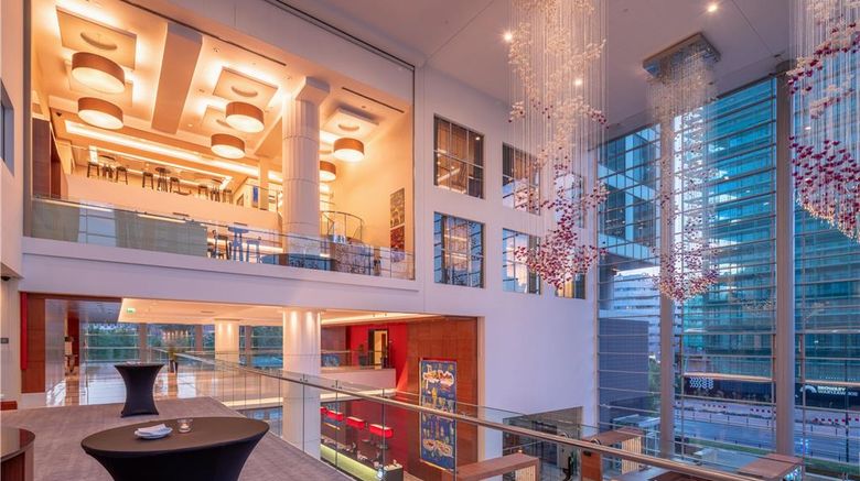 <b>Hilton Warsaw City Lobby</b>. Images powered by <a href="https://iceportal.shijigroup.com/" title="IcePortal" target="_blank">IcePortal</a>.