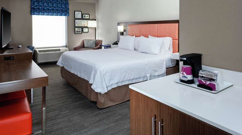 <b>Hampton Inn Woodbridge Room</b>. Images powered by <a href="https://iceportal.shijigroup.com/" title="IcePortal" target="_blank">IcePortal</a>.